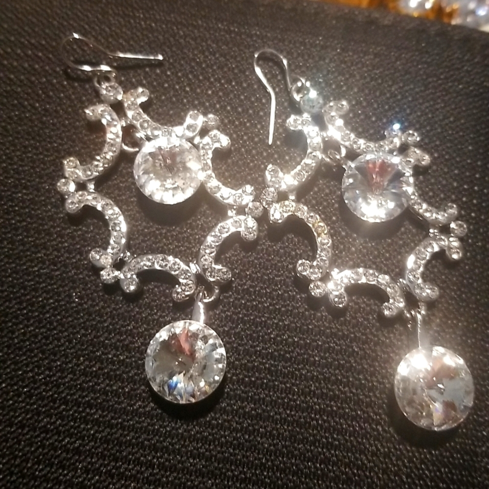Beautiful lovely sparkly earrings 2 in length zuconia